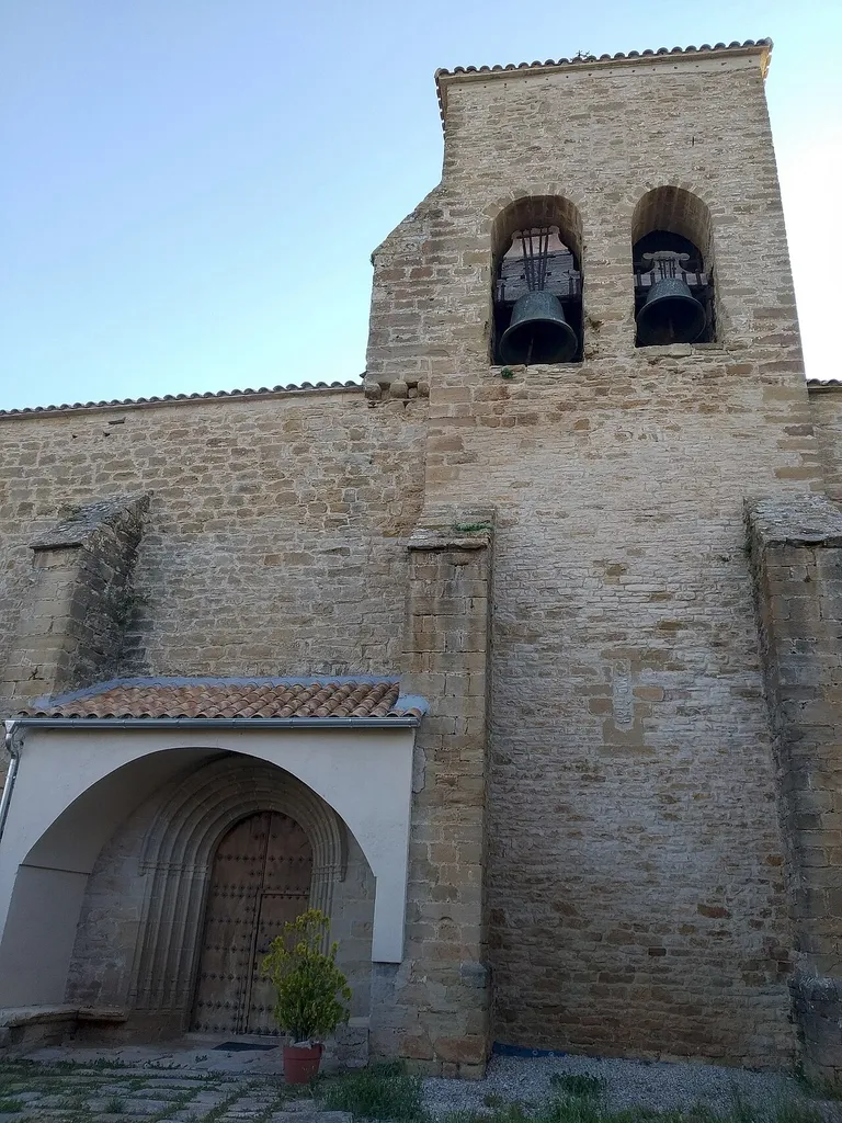 Portada sur y torre del campanario de la iglesia de San Martín en Arguiñano (Navarra, España)