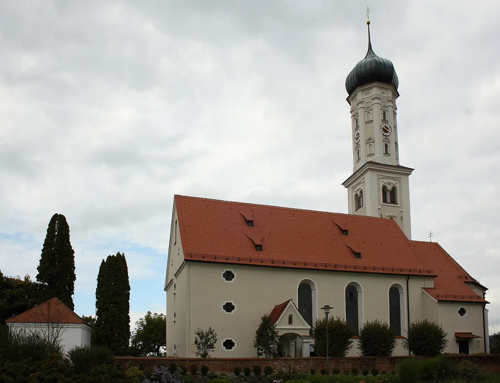 Katholische Pfarrkirche St. Vitus in Altenmünster im Landkreis Augsburg (Bayern), Ansicht von Süden