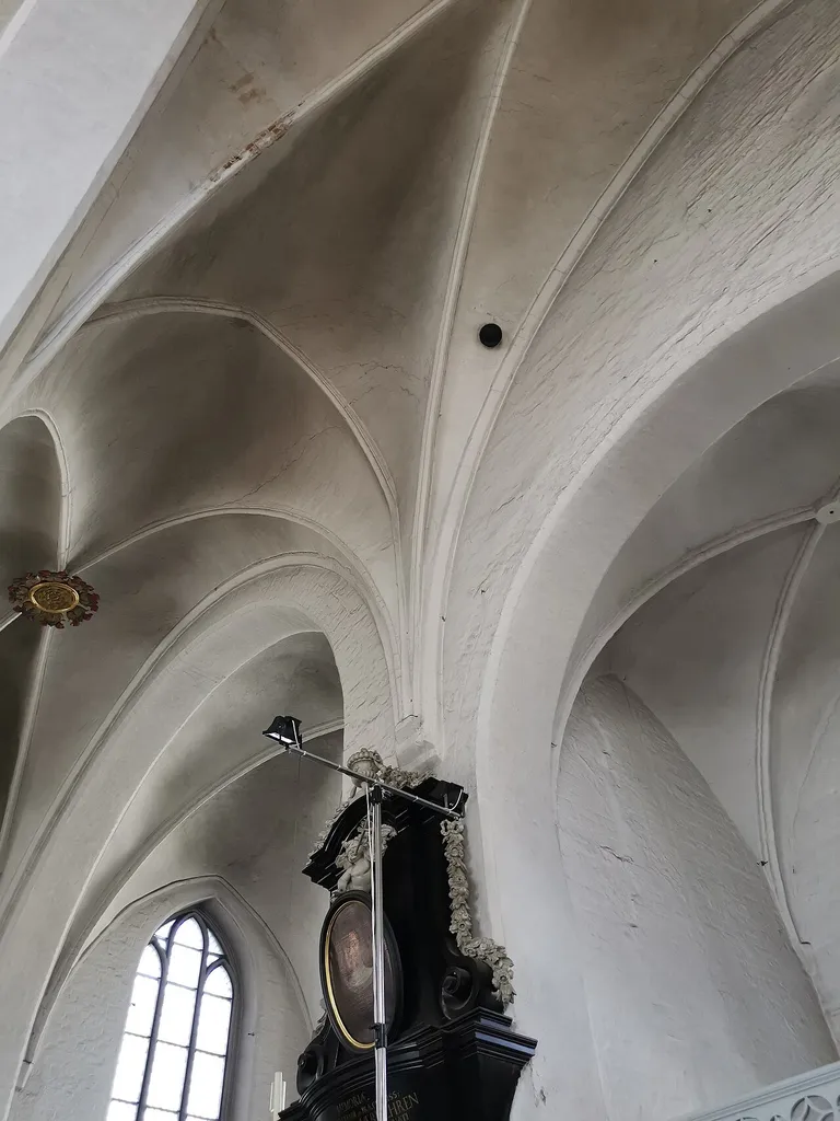 Kanonenkugel im Kirchengewölbe St. Aegidien (Lübeck)