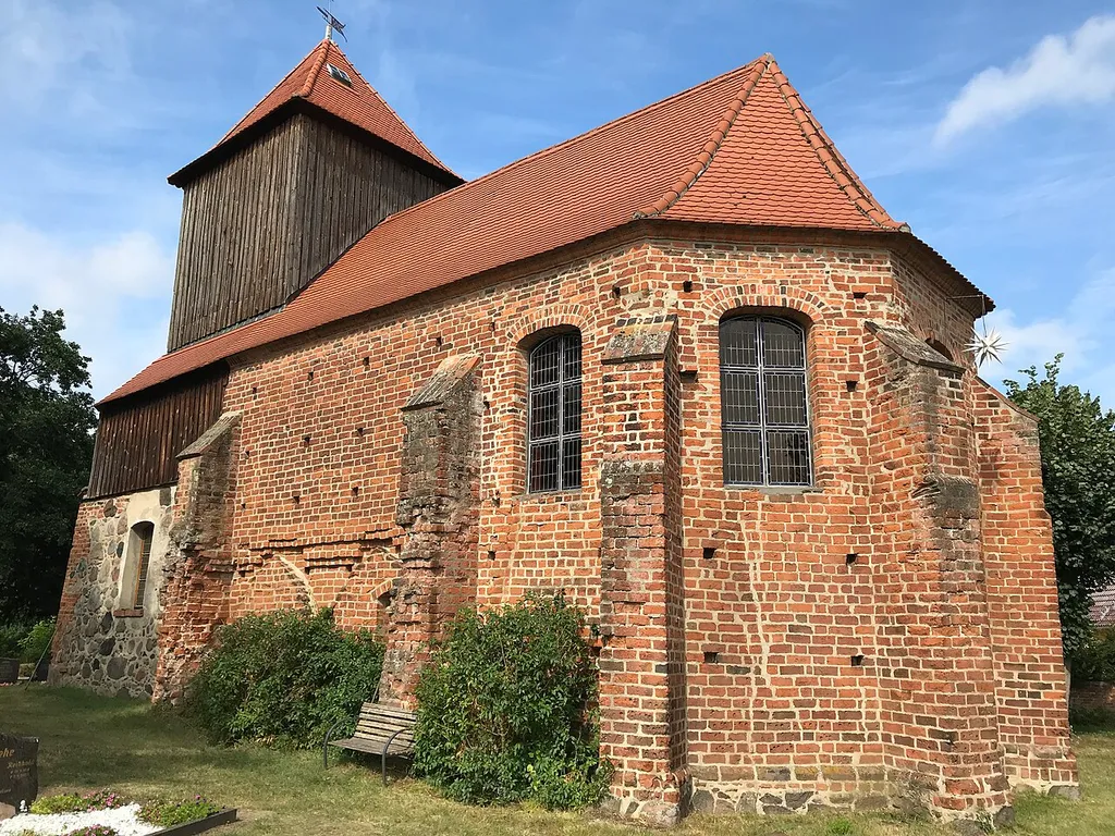 Die Dorfkirche Kriele ist eine Saalkirche aus der Mitte des 14. Jahrhunderts, die im 15. Jahrhundert um einen Kirchturm erweitert wurde. Im Innenraum steht unter anderem ein unvollständiger Kanzelaltar aus dem Jahr 1737.
