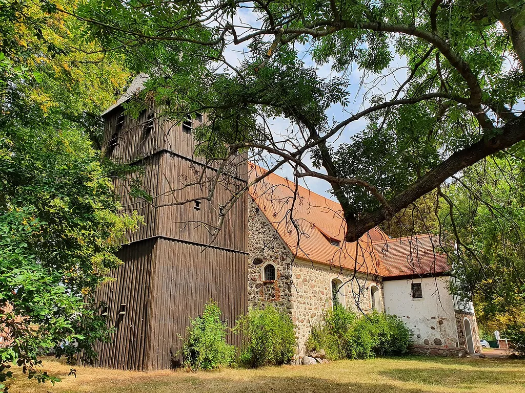 Ansicht der Dorfkirche Kalkwitz im Landkreis Oberspreewald-Lausitz in Brandenburg.