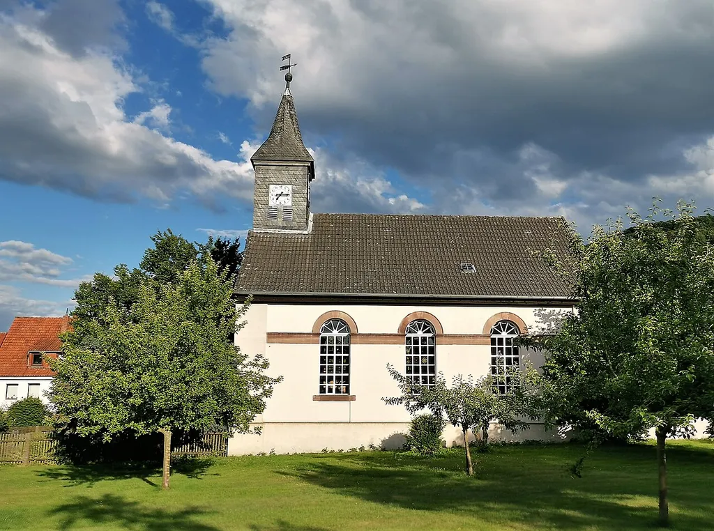 Evangelische Kirche Reyershausen. Spätklassizistischer Saalbau.Satteldach mit schieferbehängtem Dachreiter, erbaut 1833