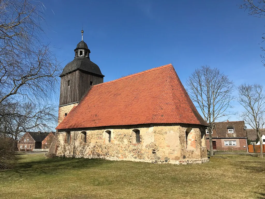 Die Dorfkirche in Kemmen der Stadt Calau entstand vermutlich im 15. Jahrhundert und wurde in den Jahren 1649 bis 1652 erneuert. Im Innern steht unter anderem ein Altaraufsatz von Andreas Schultze aus dem Jahr 1649.