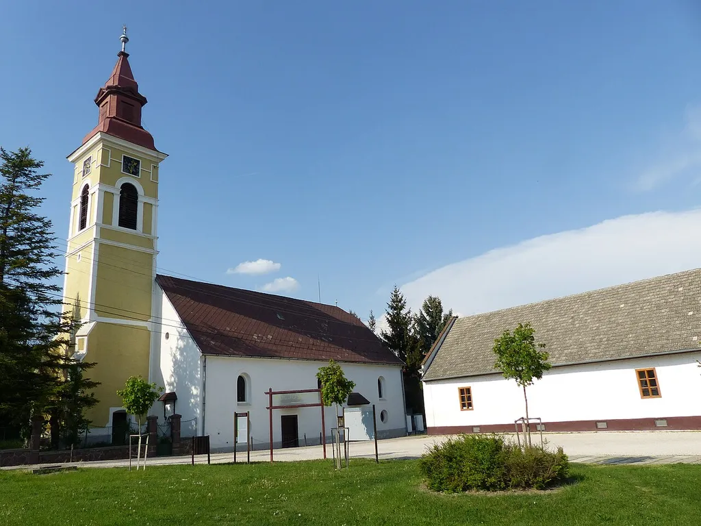 A 2018. április 29-én, vasárnap készült felvételen a Református templom. Balatonkenese.
