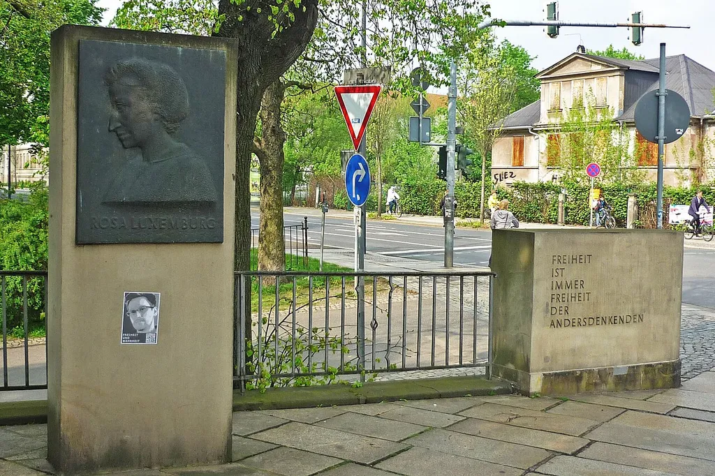 Stele mit Rosa-Luxemburg-Plakette am Rosa-Luxemburg-Platz in Dresden