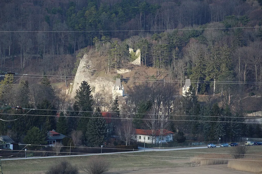 Schloss Hernstein und Ruine oberhalb des Schlosses in Hernstein, Niederösterreich.