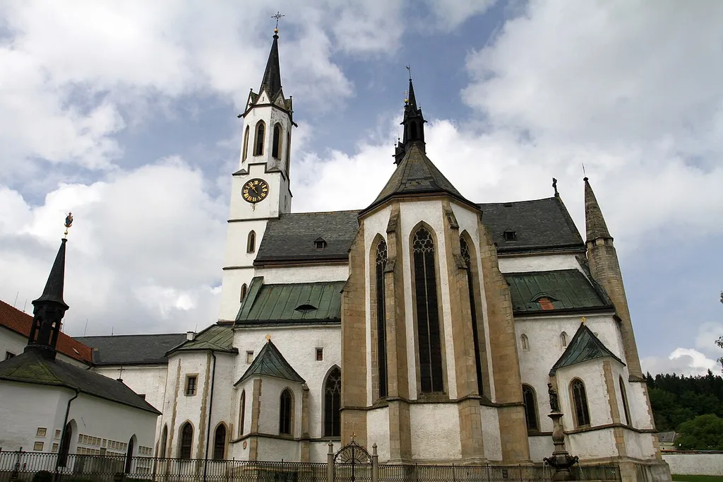 Vyšebrodský klášter: uprostřed hlavní kostel Nanebevzetí Panny Marie, vlevo kaple sv. Anny.