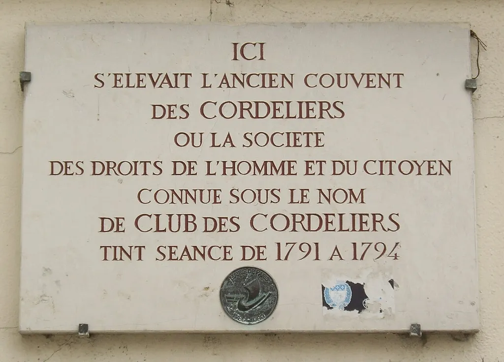 Plaque apposée au n° 15 de la rue de l'École-de-Médecine, Paris 6e. « Ici s'élevait l'ancien couvent des Cordeliers où la Société des droits de l'homme et du citoyen connue sous le nom de Club des Cordeliers tint séance de 1791 à 1794. »