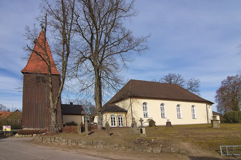 Die heutige „Johanniskirche“ wurde 1713 erstellt. Der 1978 abgebrannte seperate Holzturm wurde 1979 wieder errichtet.