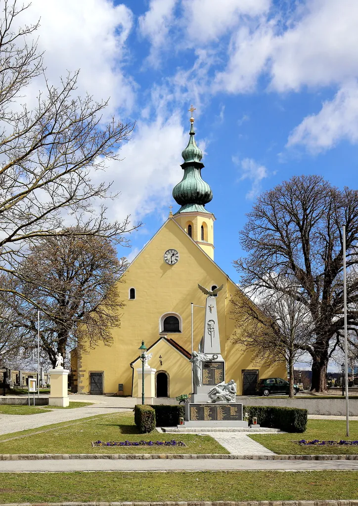 Westansicht der katholischen Pfarrkirche hl. Hippolyt in Rückersdorf, ein Ortsteil der niederösterreichischen Marktgemeinde Harmannsdorf.