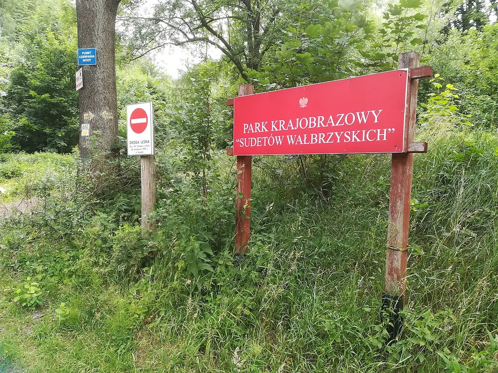Park Krajobrazowy Sudetów Wałbrzyskich. Tablica informacyjna ulokowana w zachodniej części Jedliny-Zdroju.