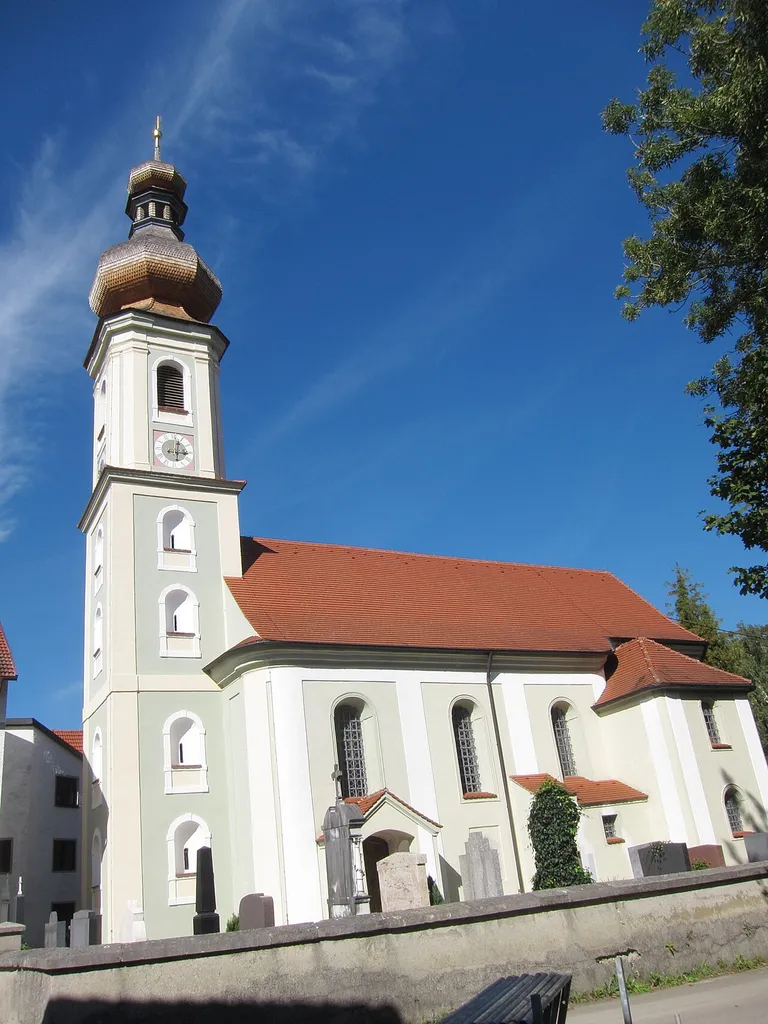 Kath. Filialkirche St. Oswald, Saalkirche mit eingezogenem Chor und Spindelhelm, Chor im Kern spätgotisch, sonst barock von Johann Baptist Lethner, 1751/2; mit Ausstattung.