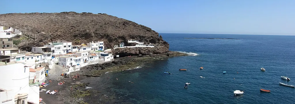 Tufia, Telde, Gran Canaria. Este es un pequeño peñón, de interés estratégico. El poblado prehispánico de Tufia estaba amurallado, algo que no es habitual en otros yacimientos arqueológicos.
