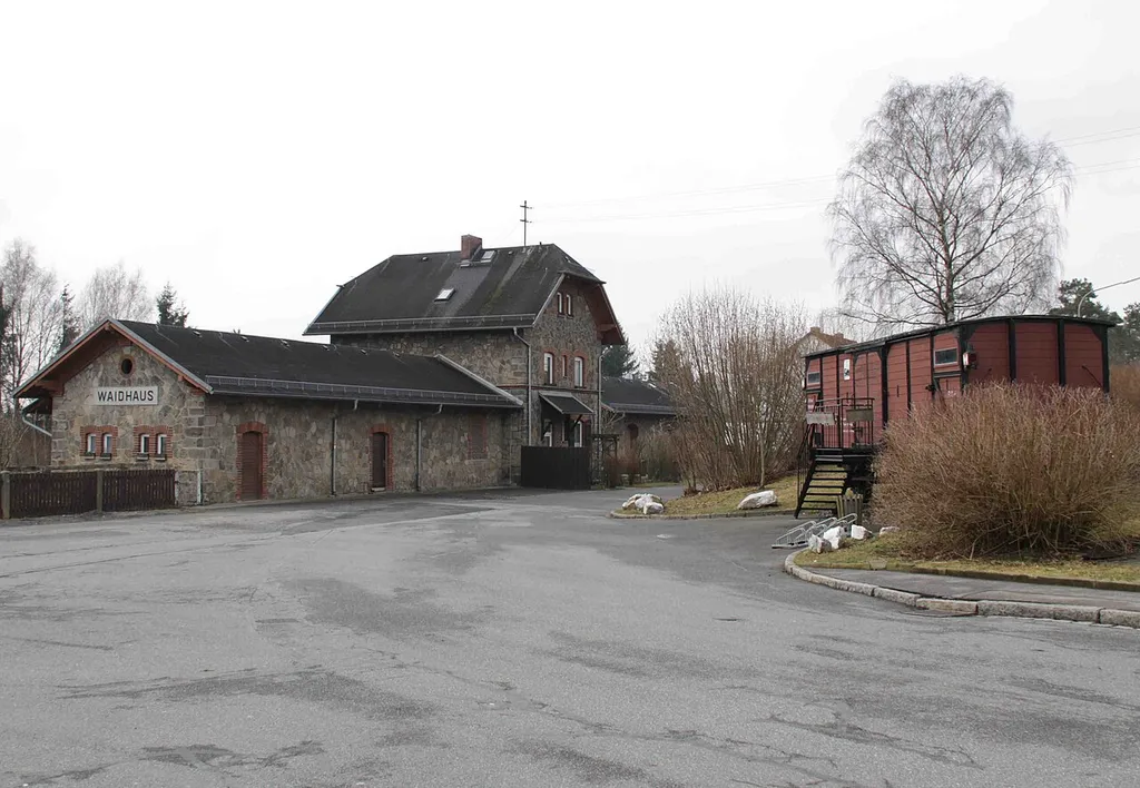 station building at Waidhaus station