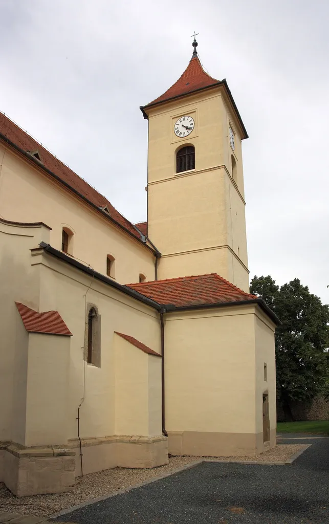 Loděnice (okres Brno-venkov) - jižní strana kostela.