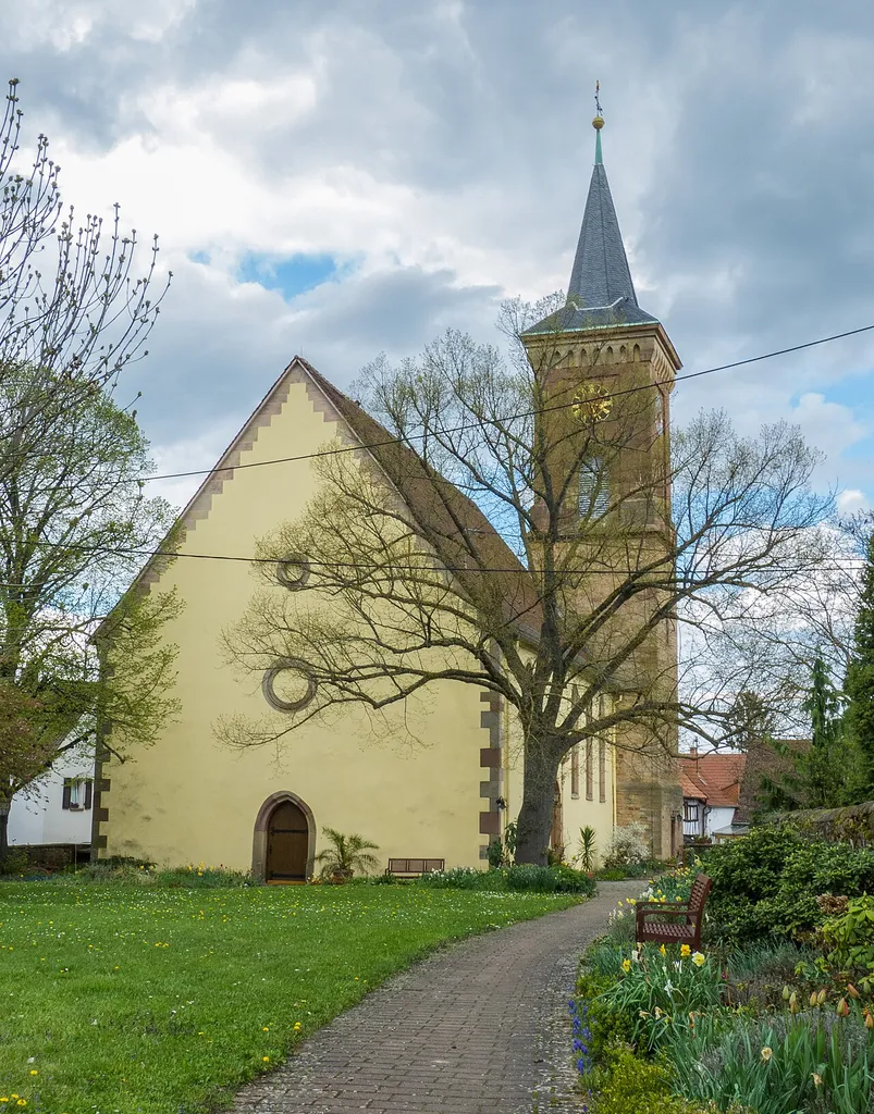 Protestantische Pfarrkirche - Kirchgarten - Ansicht von Westen