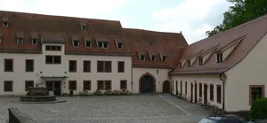 Einzeldenkmal der Sachgesamtheit Kloster mit Stiftskirche und Schlossanlage mit Schlosspark: Torhaus mit Kapelle (äußeres Tor des ehemaligen Klosters, siehe Sachgesamtheitsliste - Obj. 09235420) Markt 9