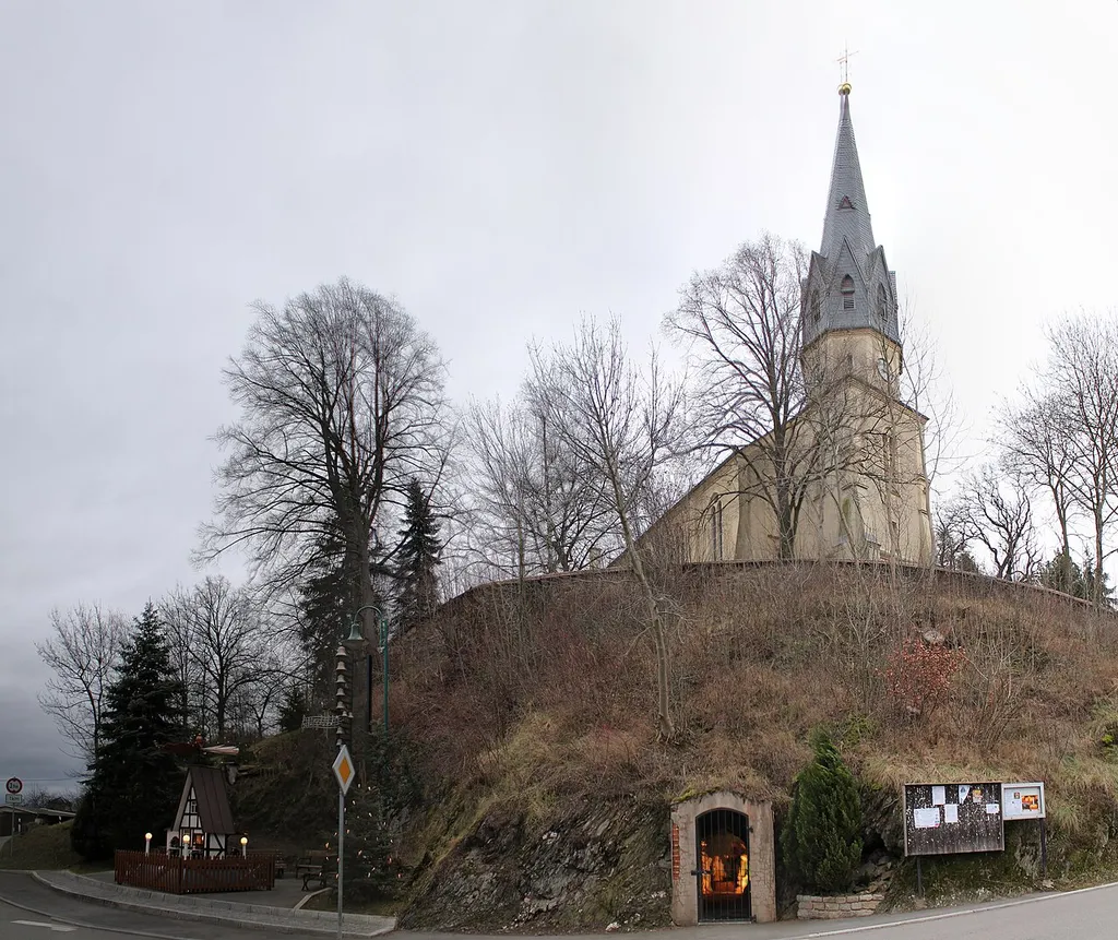 Ortspyramide des Fraureuther Ortsteils Beiersdorf, Dorfkirche und Weihnachtskrippe im Bergkeller unetrhalb der Kirche