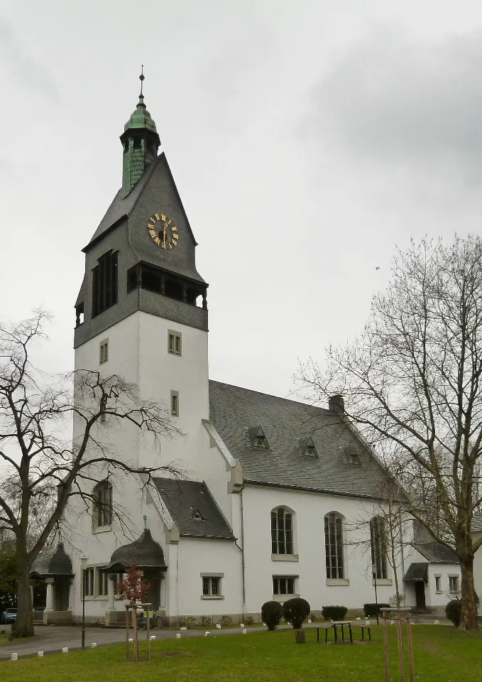 Evangelische Kirche in Oberkassel, erbaut 1908 nach Plänen von Baurat Otto March
