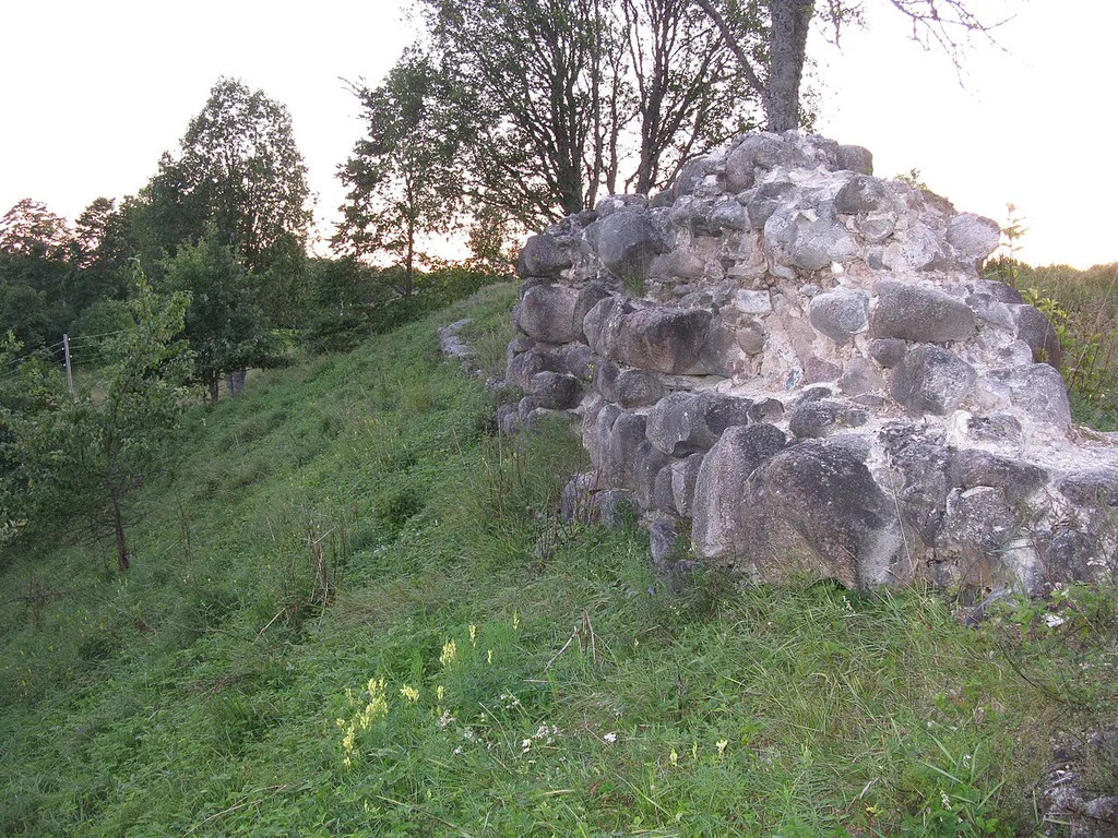 Mantelringmüüri idakülg.