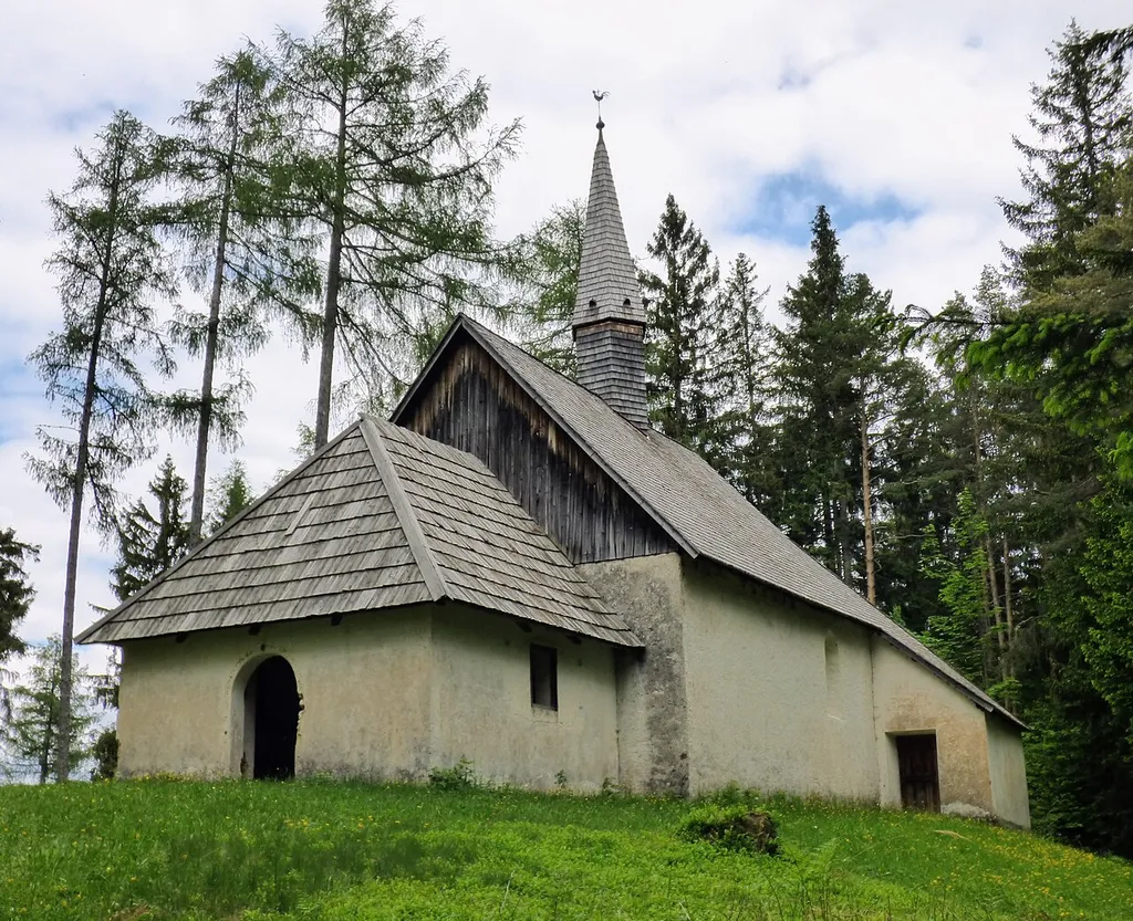 This media shows the protected monument with ObjektID 62946 in Austria. (Commons, de, Wikidata) Kirche hl. Simon, Gemeinde Globasnitz, Kärnten Ansicht von Südwesten