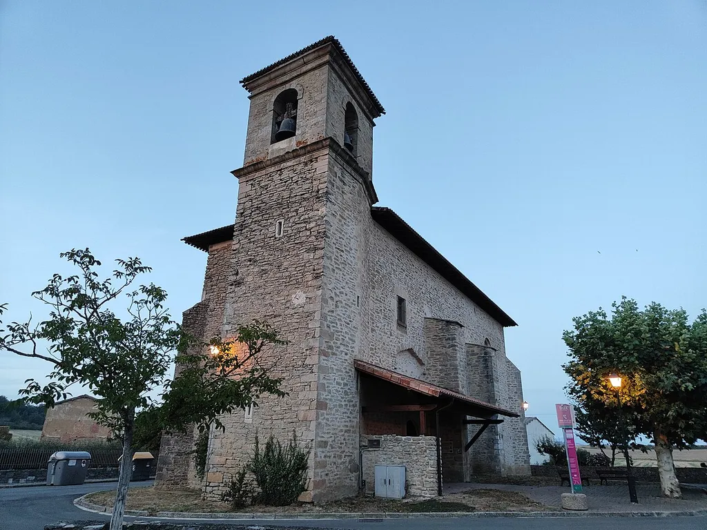 Exterior de la Iglesia de San Andrés Apóstol (Villafranca de Estíbaliz) al atardecer