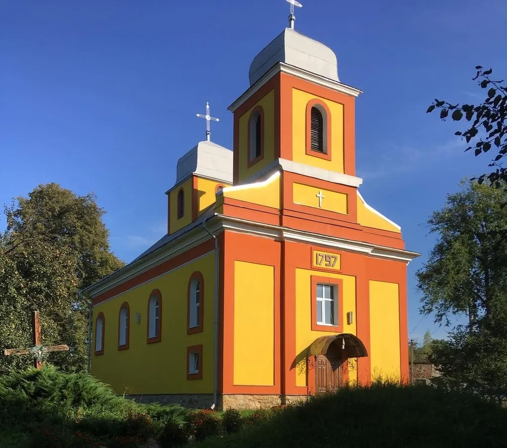 Церква Собору Пресвятої Богородиці, Містковичі, в центрі села
