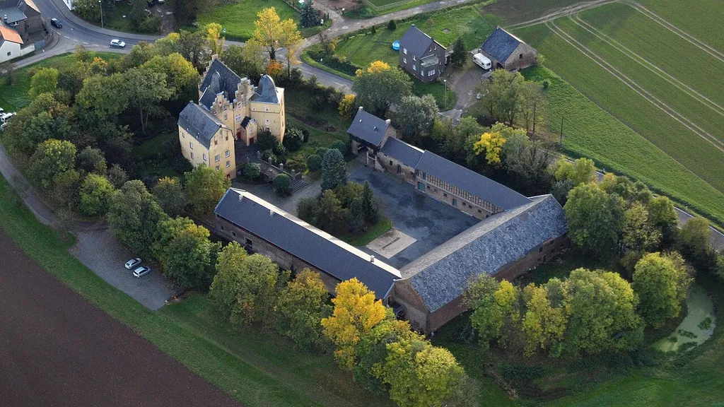 Burg Bodenheim: Gesamtansicht, Luftaufnahme 2014
