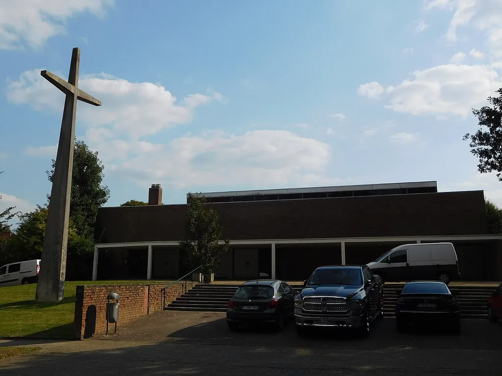 L'église Sainte-Claire, de construction récente, se trouve à Jette, un quartier septentrional de la ville de Bruxelles