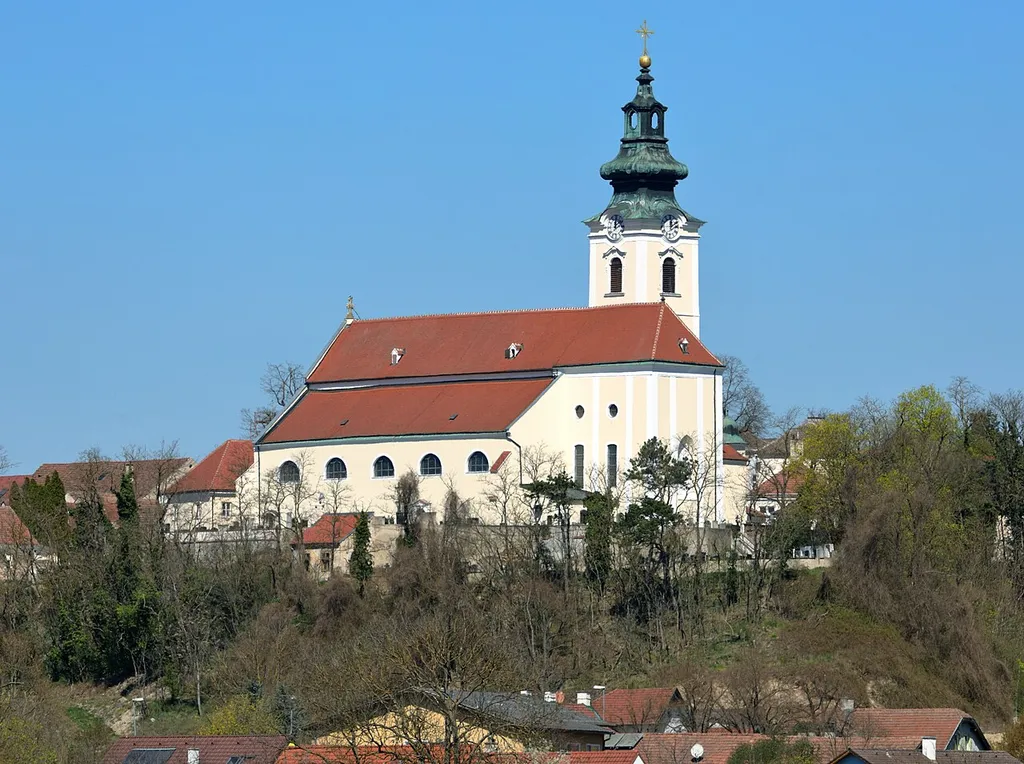 Südsüdostansicht der röm.-kath. Pfarrkirche hl. Stephan in der niederösterreichischen Marktgemeinde Kirchberg am Wagram.