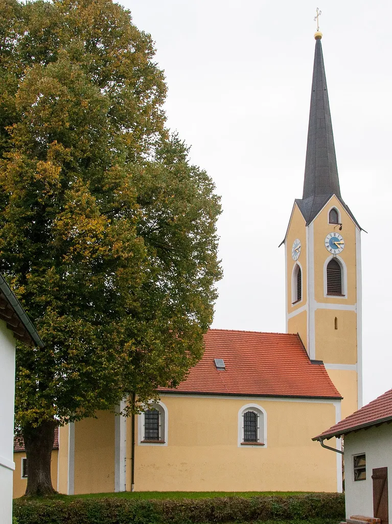 Katholische Kirche St. Ursula, Saalkirche mit Westturm, spätgotischer Bau des 15. Jahrhundert, barocker Ausbau 1726, untergliederter Turm mit Spitzhelm