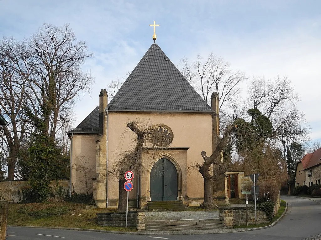Sachgesamtheit '''Friedhofskapelle und Friedhof Dohna''' mit den Einzeldenkmalen: Friedhofsverwaltung, Kapelle sowie Friedhof und Nebengebäude als Sachgesamtheitsteile Burgstraße -