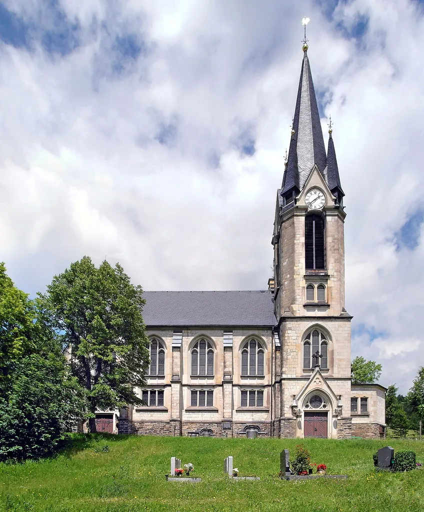 17.06.2017 09623 Rechenberg (Rechenberg-Bienenmühle): Kirche Rechenberg (GMP: 50.737365,13.555675). An der Schanze 4 Von 1899 bis 1901 entstand die neue Pfarrkirche im neogotischen Baustil nach Plänen von Kirchenbaumeister Theodor Quentin aus Pirna. Bauausführung durch die Baufirma Schäfer aus Copitz bei Pirna. 2010 bis 2012 wurde das Kirchenschiff restauriert. [SAM0445-0446.JPG]20170617255MDR.JPG(c)Blobelt