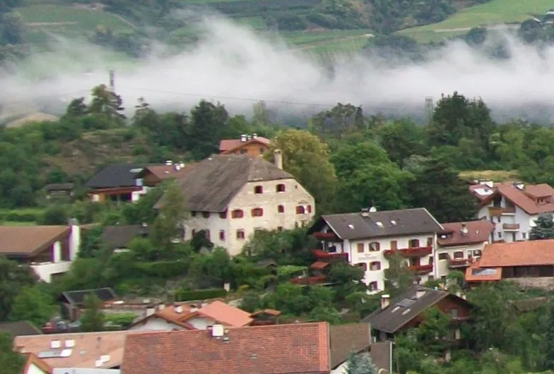 Blick auf das Dorf Gufidaun mit dem Ansitz Koburg