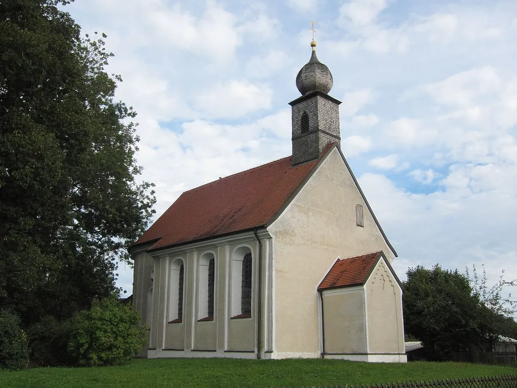 Grafing; katholische Filialkirche St. Sebastian, Saalbau mit Dachreiter in barocken Formen, von Hans Kogler, 1699; mit Ausstattung.