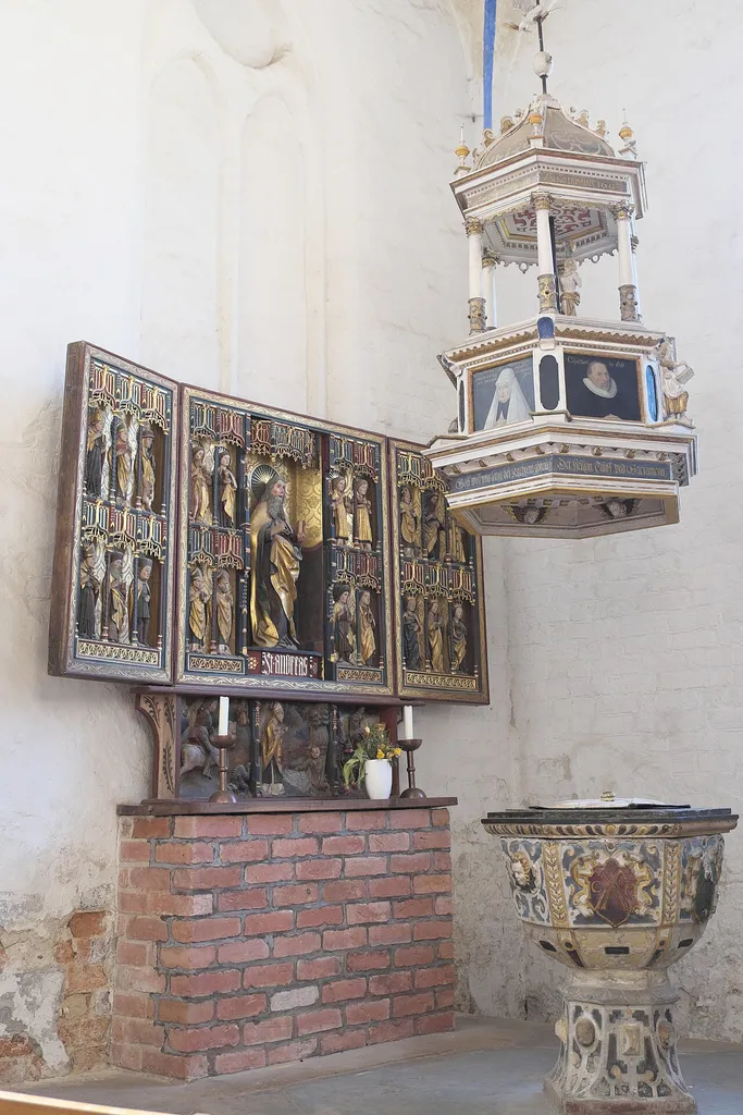 Evangelische Stadtkirche St. Marien in Gardelegen im Altmarkkreis Salzwedel (Sachsen-Anhalt/Deutschland), Andreasaltar, Ende 15. Jahrhundert, steinernes Taufbecken und Deckel
