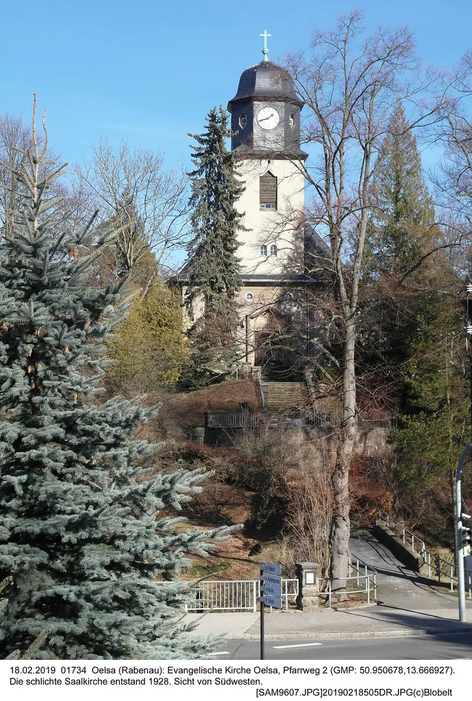 18.02.2019 01734 Oelsa (Rabenau): Evangelische Kirche Oelsa, Pfarrweg 2 (GMP: 50.950678,13.666927). Die schlichte Saalkirche entstand 1928. Sicht von Südwesten. [SAM9607.JPG]20190218505DR.JPG(c)Blobelt