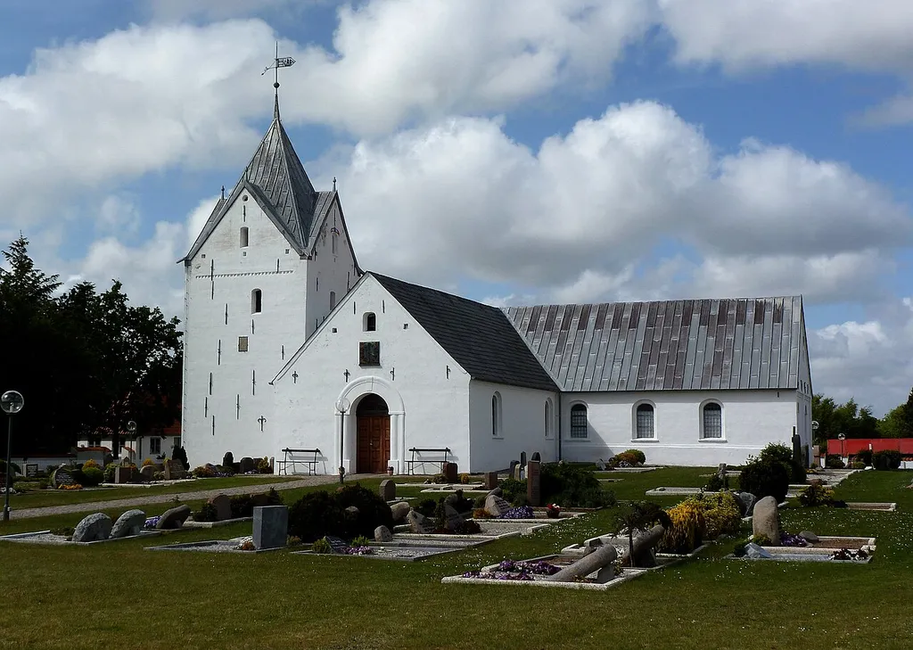 Sankt Clemens Kirke (Rømø Kirke) mit Kirchfriedhof im Mai 2011.