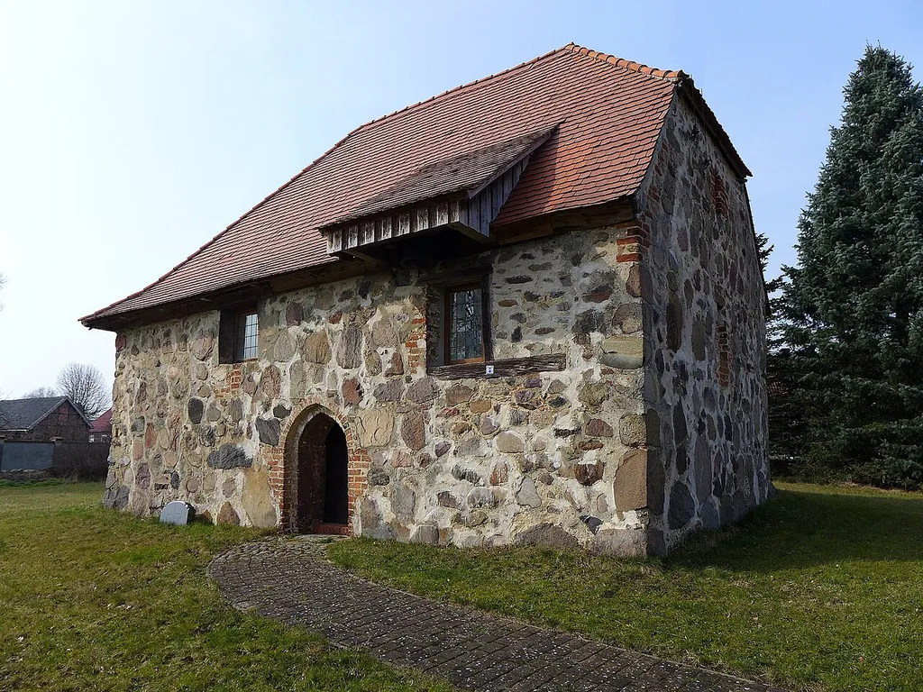 Dülseberg, Ortsteil von Diesdorf (Altmarkkreis Salzwedel). Namenlose Feldsteinkirche (Kulturdenkmal), umgeben von einem planiertem Friedhof. Nach der Wende wurde die Kirche restauriert und unter Denkmalschutz gestellt. Auf dem Kirchhof findet sich nur noch eine Grabstelle mit Grabstein, dessen Vorderseite aber vollständig mit Dornengestrüpp überwuchert ist.