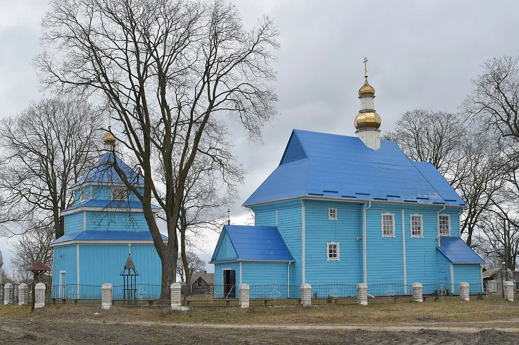 Миколаївська церква (дер.) (1778 рік) - вигляд з південного заходу з дзвіницею - Тур (вул. Лесі Українки) Ратнівський район Волинська область Україна