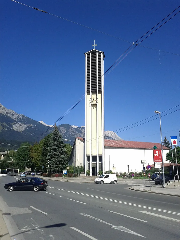 Landesgedächtniskirche hl. Paulus mit Pfarrhaus