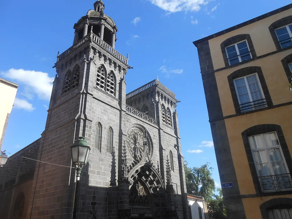 Gleisa Nostra-Dama dau Marturet, vés Riam (Puèi-Domat), en Auvèrnha.