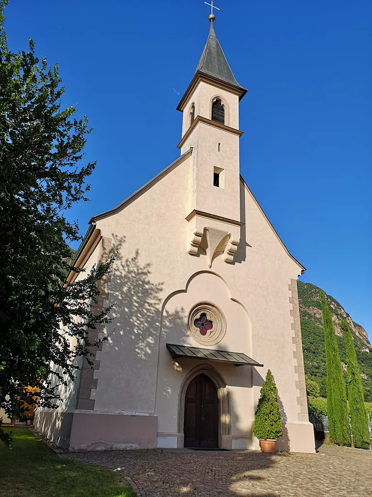 Herz-Jesu-Kirche Siebeneich-Terlan, Fassade von Westen