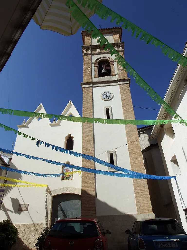Fachada con campanario de la iglesia parroquial de San Miguel Arcángel.