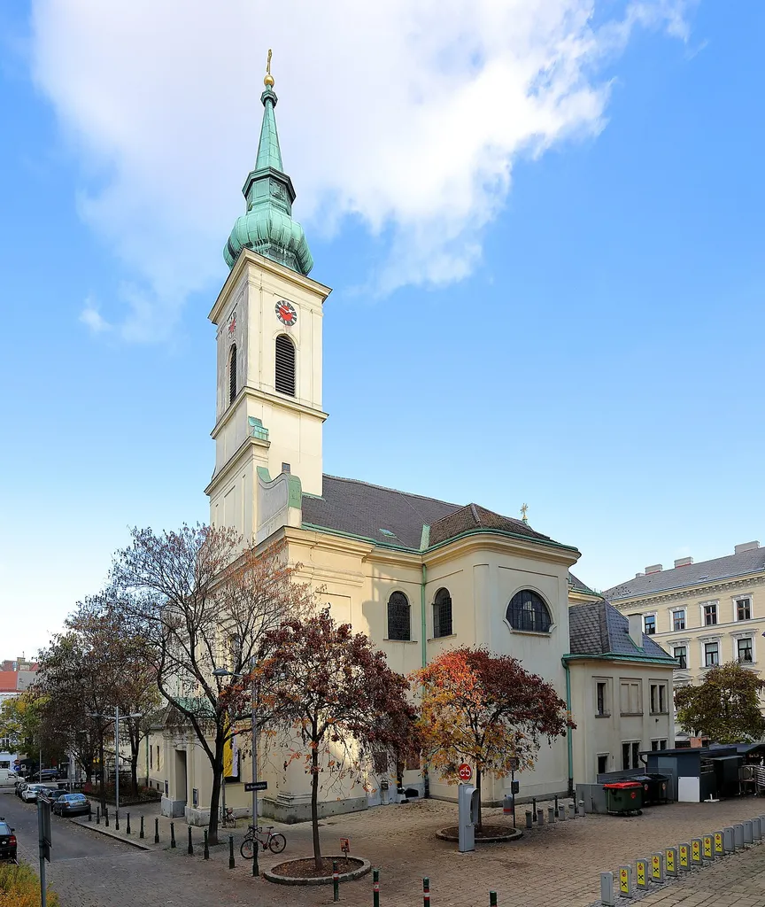 Südwestansicht der röm.-kath. Pfarrkirche hl. Gertrud im 18. Wiener Gemeindebezirk Währing.Die Kirche wurde ab 1753 anstelle einer einsturzgefährdenden Kirche neu errichtet. 1858 ersetzte man den alten Kirchturm durch einen westseitigen Fassadenturm. 1885 erfolgte der Bau eines Portalvorbaues an der Westseite. 1934 wurde nordseitig ein großer multifunktionaler Kirchenraum mit rechteckigem Grundriss an die barocke Kirche angebaut.