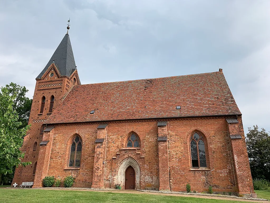 Die Kirche Linstow ist eine Backsteinsaalkirche in Dobbin-Linstow im Landkreis Rostock in Mecklenburg-Vorpommern. Im Innern steht eine neugotische Holzausstattung aus dem Jahr 1871.
