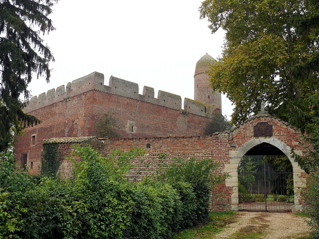 Savigneux (Ain) - Donjon de Juis