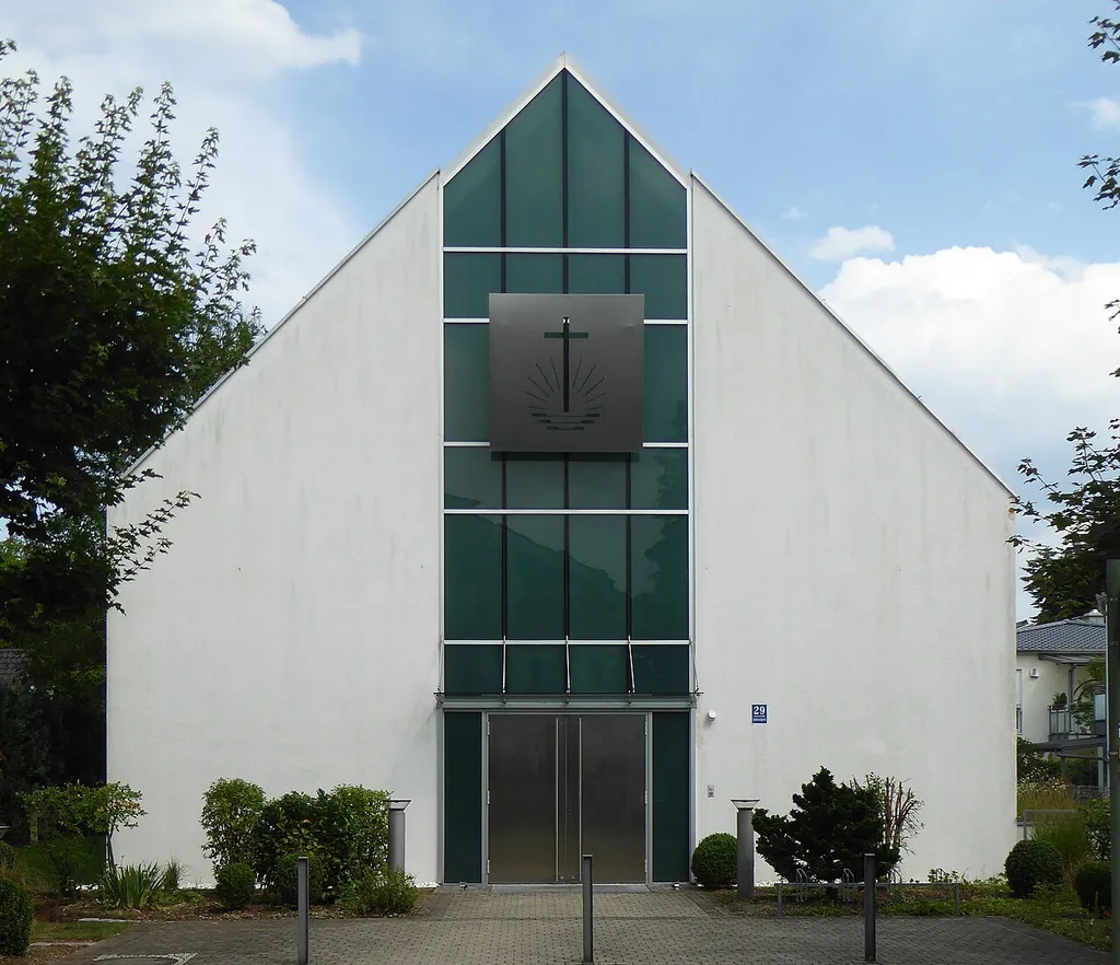 München, Berg am Laim, Neuapostolische Kirche, Westseite.