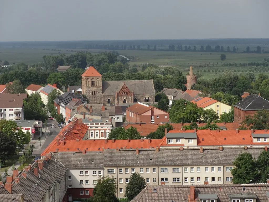 Nikolaikirche aus dem 12. Jahrhundert in Pasewalk. Sie gilt als die größte Feldsteinkirche Mecklenburg-Vorpommerns. Mehrfach zerstört und aufgebaut erhielt sie 1615 einen Renaissanceturm, der 1945 zerstört und abgetragen wurde.