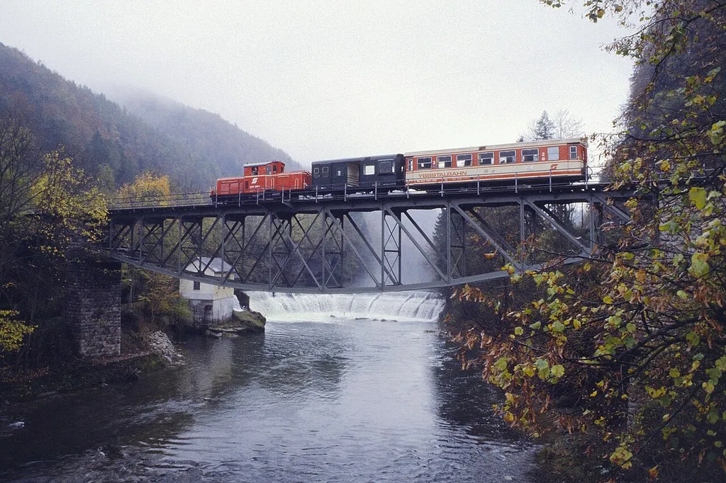 Bridge of the Ybbstalbahn branch to Ybbsitz near Gstadt. A train with a 2091 diesel is heading for Ybbsitz.